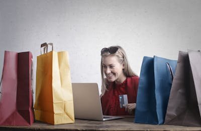 Emprendedora vendiendo online desde casa