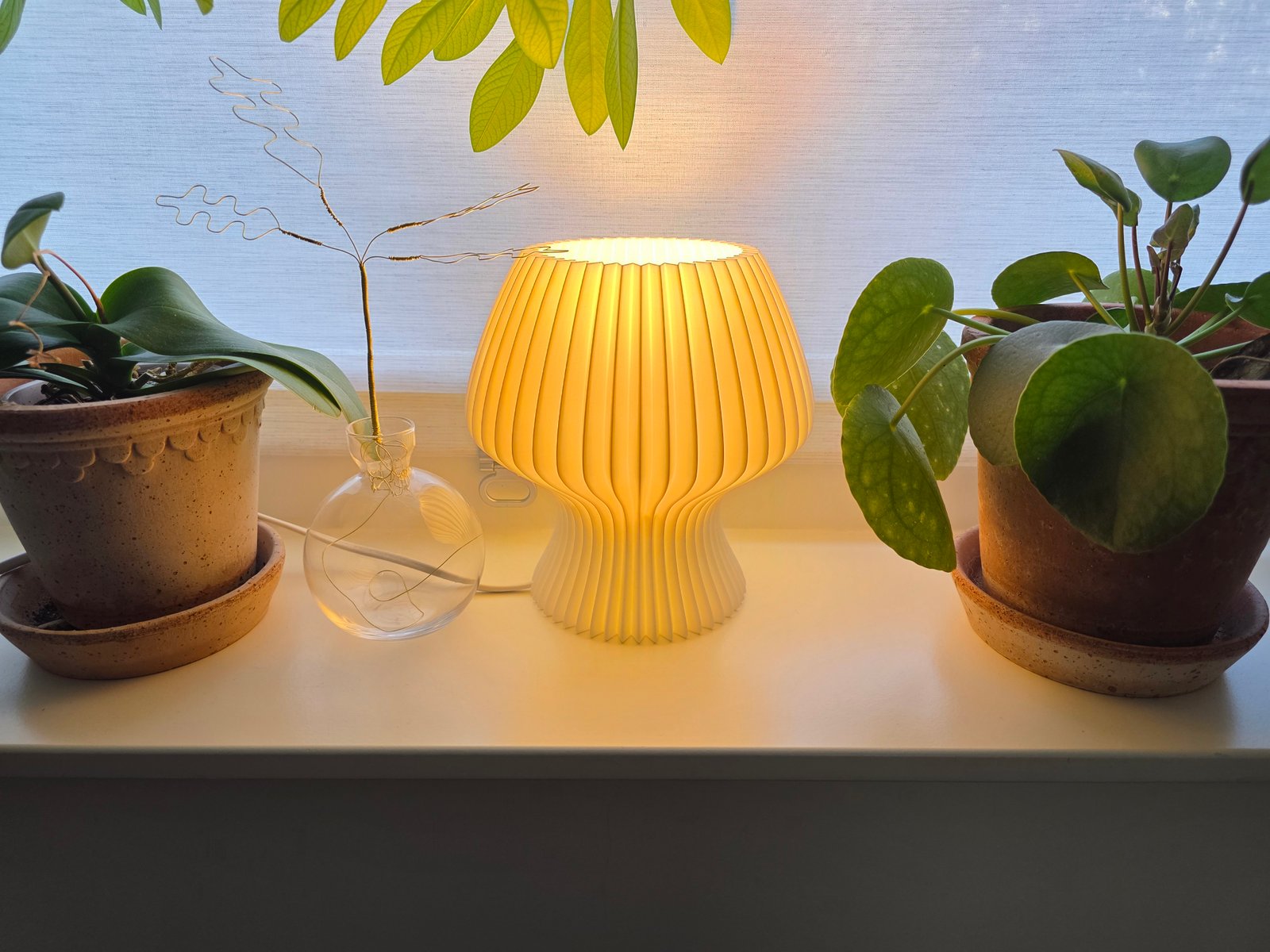 Lámpara de mesa moderna plisada. CH Home. Chechu Studio
