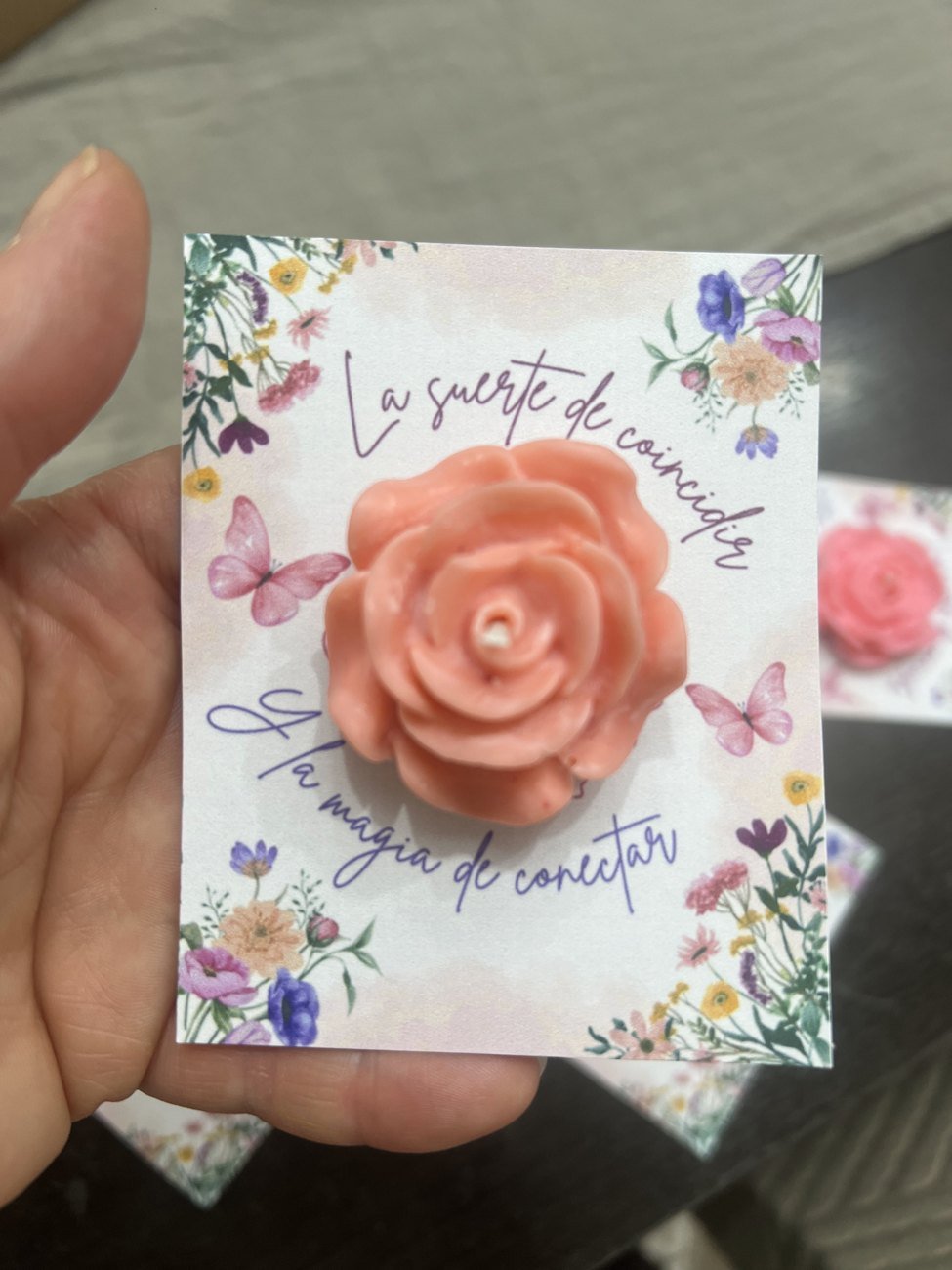 Tarjeta con flor de cera